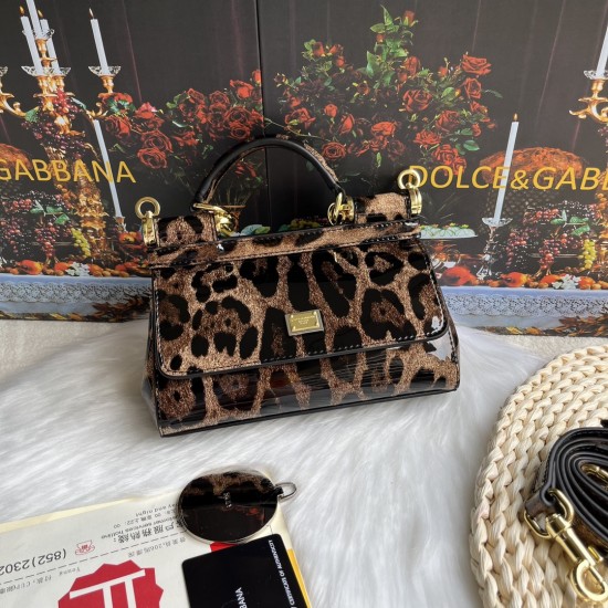 470 [Dolce Gabbana] model number: 2111 patent leather leopard print, perfect bag shape, customized vacuum high electroplated hardware, versatile bag type, portable crossbody is suitable for any occasion, gorgeous enough to amazing four seats, every presen
