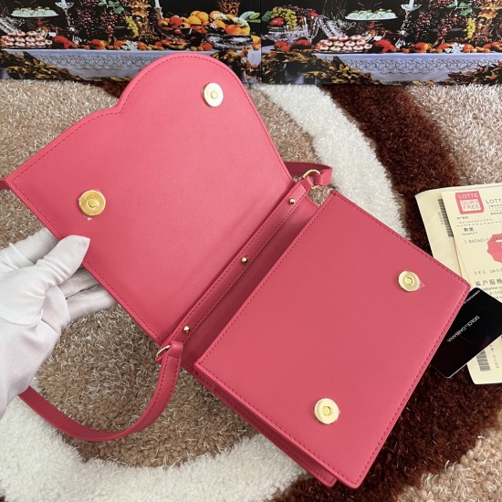 530 [Dolce Gabbana] Model number: 5515 Top original list ➰Delicious handmade, imported cowhide bag body with pure handmade oil edges on top, embellished with standing effect quilted DG log Fashion trend, favorite of many celebrities, crossbody, overseas p