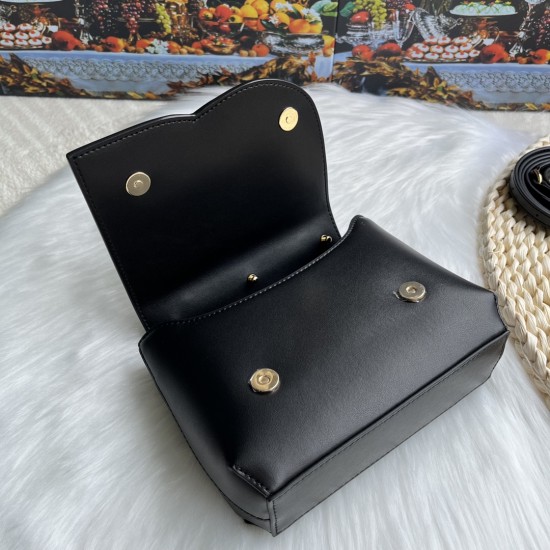570 [Dolce Gabbana] Model number: 9112 Original order ➰Delicate handmade, imported cowhide bag body with pure handmade oil edges on top, embellished with standing effect quilted DG log Fashion trend, favorite of many celebrities, crossbody, overseas purch