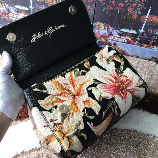 480 [Dolce Gabbana] The same crossbody bag as a celebrity, crossbody, mirror, overseas purchasing special products, fashionable and aura, brand new bag style, any combination can be as long as there is a fashionable heart, you can keep it clearly, when an