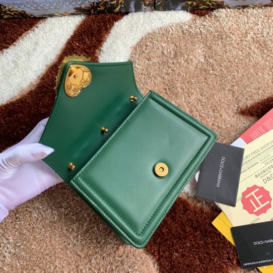 530 [Dolce Gabbana] Chain hand-held crossbody bag model number: 6613 original list ➰Delicious handmade Imported cowhide leather with original hardware bag body with pure handmade oil on top of the top of many celebrities' favorites. Crossbody can be purch