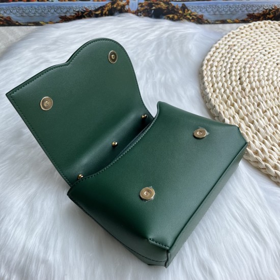 570 [Dolce Gabbana] Model number: 9112 Original order ➰Delicate handmade, imported cowhide bag body with pure handmade oil edges on top, embellished with standing effect quilted DG log Fashion trend, favorite of many celebrities, crossbody, overseas purch
