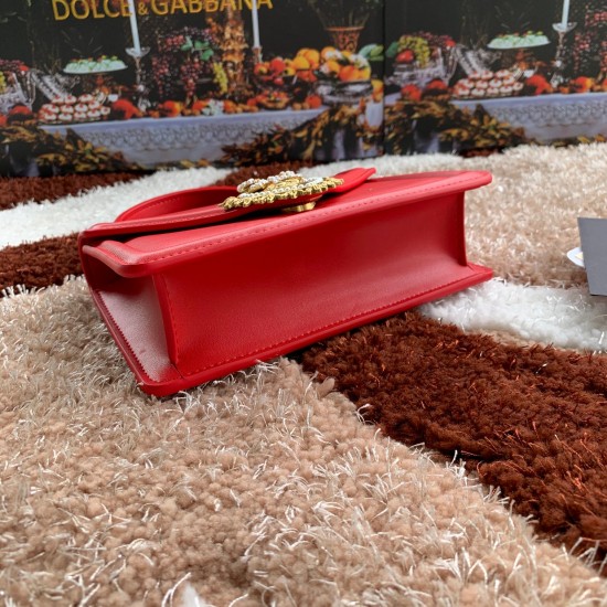 530 [Dolce Gabbana] Chain hand-held crossbody bag model number: 6613 original list ➰Delicious handmade Imported cowhide leather with original hardware bag body with pure handmade oil on top of the top of many celebrities' favorites. Crossbody can be purch