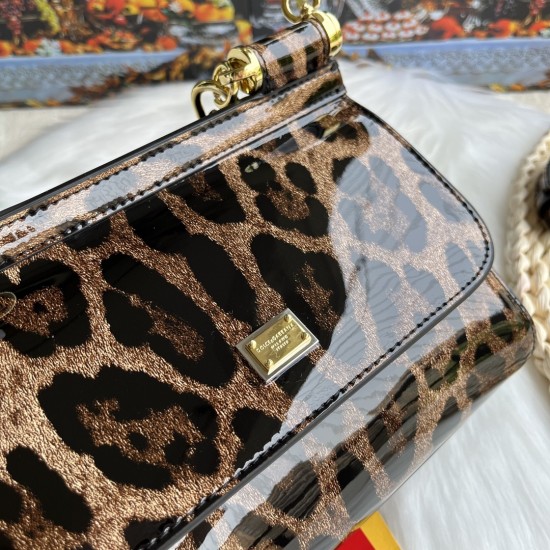500 [Dolce Gabbana] model number: 2112 patent leather leopard print, perfect bag shape, customized vacuum high electroplated hardware, versatile bag type, portable crossbody is suitable for any occasion, gorgeous enough to amazing four seats, every presen