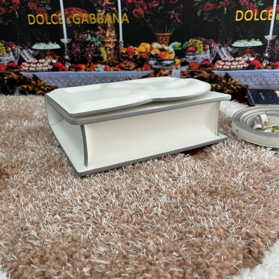 530 [Dolce Gabbana] Model number: 5515 Top original list ➰Delicious handmade, imported cowhide bag body with pure handmade oil edges on top, embellished with standing effect quilted DG log Fashion trend, favorite of many celebrities, crossbody, overseas p