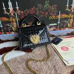 550 [Dolce Gabbana] Chain hand-held crossbody bag model number: 6613 crocodile pattern Original list ➰Delicious handmade Imported cowhide with original hardware bag body top pure handmade oil edges The favorite of many celebrities is Crossbody, Special pr