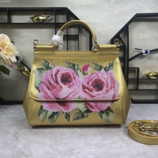480 [Dolce Gabbana] The same crossbody bag as a celebrity, crossbody, mirror, overseas purchasing special products, fashionable and aura, brand new bag style, any combination can be as long as there is a fashionable heart, you can keep it clearly, when an