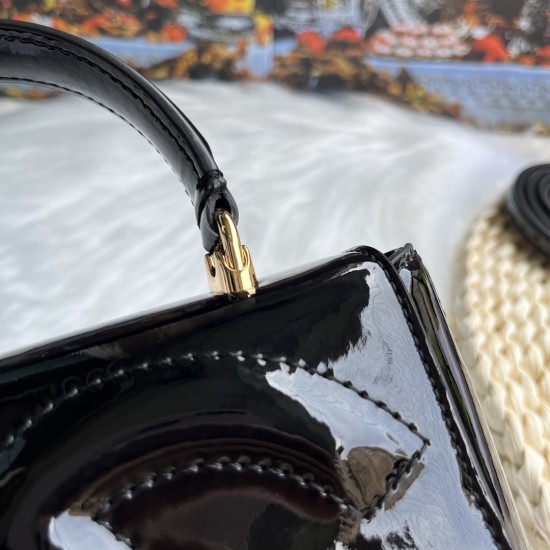 570 [Dolce Gabbana] Model number: 9112 Original order ➰Delicate handmade, imported cowhide bag body with pure handmade oil edges on top, embellished with standing effect quilted DG log Fashion trend, favorite of many celebrities, crossbody, overseas purch