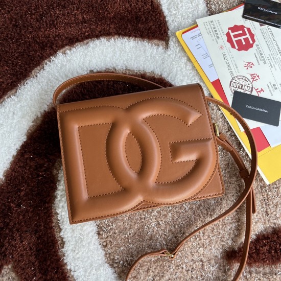 530 [Dolce Gabbana] Model number: 5515 Top original list ➰Delicious handmade, imported cowhide bag body with pure handmade oil edges on top, embellished with standing effect quilted DG log Fashion trend, favorite of many celebrities, crossbody, overseas p