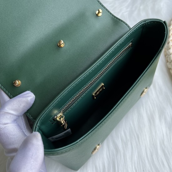 570 [Dolce Gabbana] Model number: 9112 Original order ➰Delicate handmade, imported cowhide bag body with pure handmade oil edges on top, embellished with standing effect quilted DG log Fashion trend, favorite of many celebrities, crossbody, overseas purch