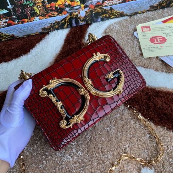 600 【Dolce Gabbana】Top original list ➰Delicate handmade series crossbody bags, imported raw materials, resin bottom plated with real gold DG logo on the front, the flip cover is hidden magnetic buckle, fixed electroplated ruthenium chain decoration, pure 600 【Dolce Gabbana】Top original list ➰Delicate handmade series crossbody bags, imported raw materials, resin bottom plated with real gold DG logo on the front, the flip cover is hidden magnetic buckle, fixed electroplated ruthenium chain decoration, pure
