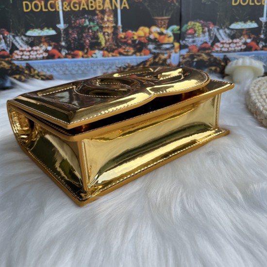 530 [Dolce Gabbana] Model number: 5515 Top original list ➰Delicious handmade, imported cowhide bag body with pure handmade oil edges on top, embellished with standing effect quilted DG log Fashion trend, favorite of many celebrities, crossbody, overseas p