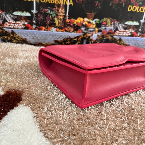 530 [Dolce Gabbana] Model number: 5515 Top original list ➰Delicious handmade, imported cowhide bag body with pure handmade oil edges on top, embellished with standing effect quilted DG log Fashion trend, favorite of many celebrities, crossbody, overseas p