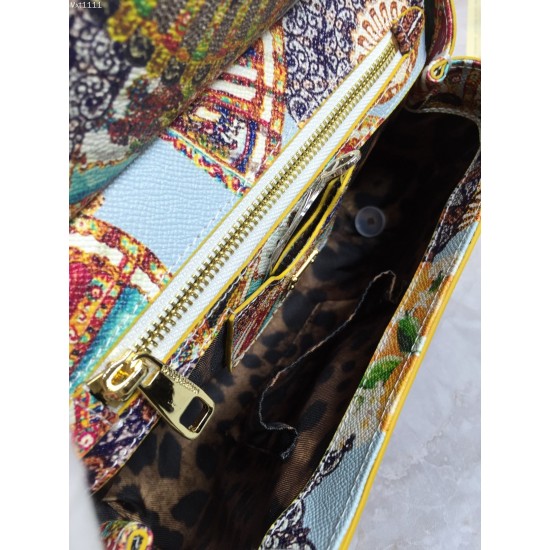 480 [Dolce Gabbana] The same crossbody bag as a celebrity, crossbody, mirror, overseas purchasing special products, fashionable and aura, brand new bag style, any combination can be as long as there is a fashionable heart, you can keep it clearly, when an