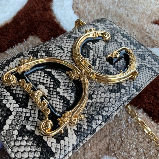 620 【Dolce Gabbana】Top original list ➰Delicate handmade series crossbody bags, imported raw materials, resin bottom plated with real gold DG logo on the front, the flip cover is hidden magnetic buckle, fixed electroplated ruthenium chain decoration, pure 620 【Dolce Gabbana】Top original list ➰Delicate handmade series crossbody bags, imported raw materials, resin bottom plated with real gold DG logo on the front, the flip cover is hidden magnetic buckle, fixed electroplated ruthenium chain decoration, pure