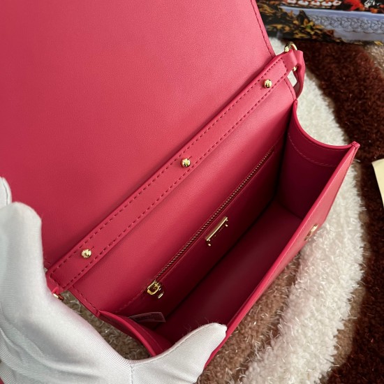530 [Dolce Gabbana] Model number: 5515 Top original list ➰Delicious handmade, imported cowhide bag body with pure handmade oil edges on top, embellished with standing effect quilted DG log Fashion trend, favorite of many celebrities, crossbody, overseas p