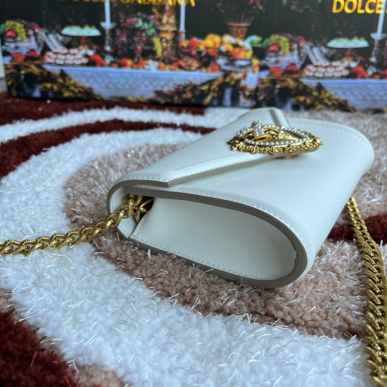 530 original DolceGabbana overseas purchasing special product model number 5512,️Double crossbody clutch bag is mainly simple and fashionable, using imported cowhide raw materials. Butterfly gold-plated DG logo inlaid pearl front flip with hidden magnetic 530 original DolceGabbana overseas purchasing special product model number 5512,️Double crossbody clutch bag is mainly simple and fashionable, using imported cowhide raw materials. Butterfly gold-plated DG logo inlaid pearl front flip with hidden magnetic