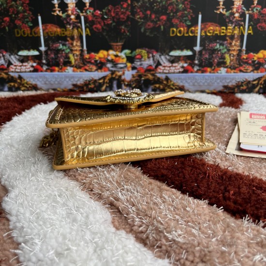 550 [Dolce Gabbana] Chain hand-held crossbody bag model number: 6613 crocodile pattern Original list ➰Delicious handmade Imported cowhide with original hardware bag body top pure handmade oil edges The favorite of many celebrities is Crossbody, Special pr