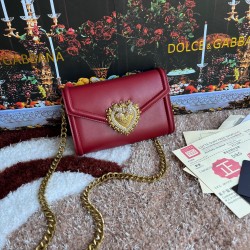 530 original DolceGabbana overseas purchasing special product model number 5512,️Double crossbody clutch bag is mainly simple and fashionable, using imported cowhide raw materials. Butterfly gold-plated DG logo inlaid pearl front flip with hidden magnetic