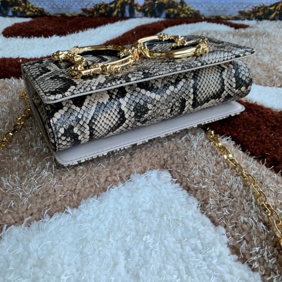 620 【Dolce Gabbana】Top original list ➰Delicate handmade series crossbody bags, imported raw materials, resin bottom plated with real gold DG logo on the front, the flip cover is hidden magnetic buckle, fixed electroplated ruthenium chain decoration, pure 620 【Dolce Gabbana】Top original list ➰Delicate handmade series crossbody bags, imported raw materials, resin bottom plated with real gold DG logo on the front, the flip cover is hidden magnetic buckle, fixed electroplated ruthenium chain decoration, pure