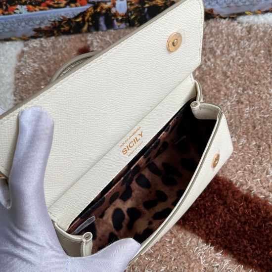 P550 model number: 4133 palm print high-end product [Dolce Gabbana] Another platinum bag in the fashion industry ➰Delicate handmade classic model solid color versatile. Favorite of many celebrities. Crossbody can be used with mirrors. Special products for