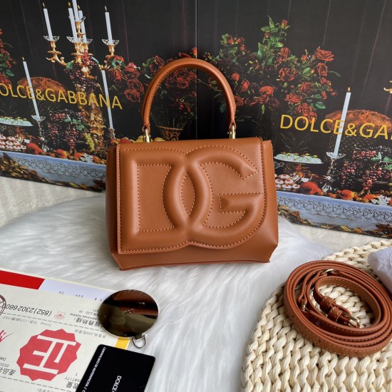 570 [Dolce Gabbana] Model number: 9112 Original order ➰Delicate handmade, imported cowhide bag body with pure handmade oil edges on top, embellished with standing effect quilted DG log Fashion trend, favorite of many celebrities, crossbody, overseas purch