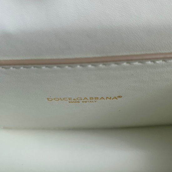 530 [Dolce Gabbana] Chain hand-held crossbody bag model number: 6613 original list ➰Delicious handmade Imported cowhide leather with original hardware bag body with pure handmade oil on top of the top of many celebrities' favorites. Crossbody can be purch