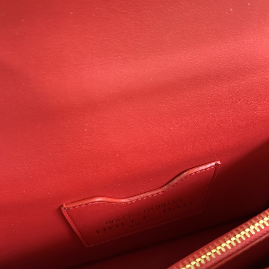 550 [Dolce Gabbana] Model number: 4158 Original single crossbody women's bag ➰Delicious handmade imported cowhide with original hardware bag body with pure handmade oil on top of the top of many celebrities' favorites. Crossbody can be purchased overseas 
