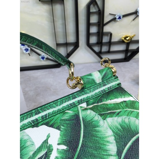 480 [Dolce Gabbana] The same crossbody bag as a celebrity, crossbody, mirror, overseas purchasing special products, fashionable and aura, brand new bag style, any combination can be as long as there is a fashionable heart, you can keep it clearly, when an