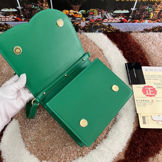 530 [Dolce Gabbana] Model number: 5515 Top original list ➰Delicious handmade, imported cowhide bag body with pure handmade oil edges on top, embellished with standing effect quilted DG log Fashion trend, favorite of many celebrities, crossbody, overseas p