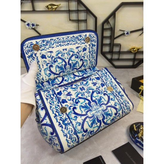 480 [Dolce Gabbana] The same crossbody bag as a celebrity, crossbody, mirror, overseas purchasing special products, fashionable and aura, brand new bag style, any combination can be as long as there is a fashionable heart, you can keep it clearly, when an