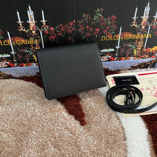 530 [Dolce Gabbana] Model number: 5515 Top original list ➰Delicious handmade, imported cowhide bag body with pure handmade oil edges on top, embellished with standing effect quilted DG log Fashion trend, favorite of many celebrities, crossbody, overseas p