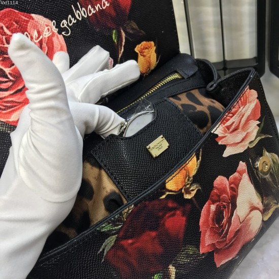 480 [Dolce Gabbana] The same crossbody bag as a celebrity, crossbody, mirror, overseas purchasing special products, fashionable and aura, brand new bag style, any combination can be as long as there is a fashionable heart, you can keep it clearly, when an