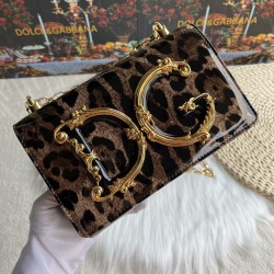 630 [Dolce Gabbana] Model number: 4153 patent leather leopard print, original single ➰Delicate handmade series crossbody bags, imported raw materials, front embellishment of resin bottom, real gold-plated DG logo, front flip cover adopts hidden magnetic b