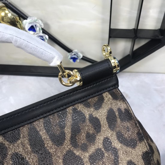 P450 original list [Dolce Gabbana] classic leopard print Another platinum bag in the fashion industry ➰Delicate handmade, favorite of many celebrities, crossbody, mirror, overseas purchasing special products!Imported palm-print cowhide with original hardw