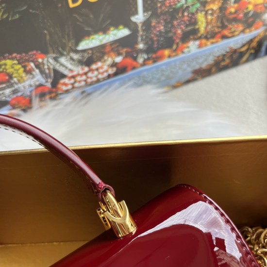 580 【Dolce Gabbana】❤️New.Model number: 9111 patent leather original ➰Delicate and handmade, imported cowhide bag body with pure handmade oil edge on top, embellished with DG double electroplating sign fashion trend, front flip cover adopts hidden magnetic 580 【Dolce Gabbana】❤️New.Model number: 9111 patent leather original ➰Delicate and handmade, imported cowhide bag body with pure handmade oil edge on top, embellished with DG double electroplating sign fashion trend, front flip cover adopts hidden magnetic