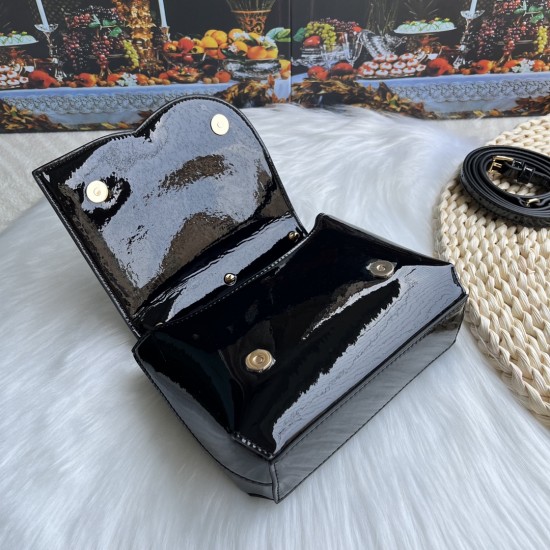 570 [Dolce Gabbana] Model number: 9112 Original order ➰Delicate handmade, imported cowhide bag body with pure handmade oil edges on top, embellished with standing effect quilted DG log Fashion trend, favorite of many celebrities, crossbody, overseas purch