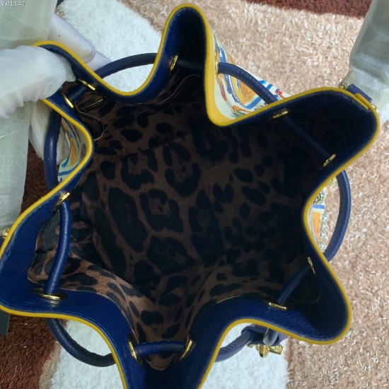 530 [Dolce Gabbana] Classic bucket bag, crossbody, special products for overseas purchasing, new bag style and aura, any combination can be used as long as there is a fashionable heart, you can keep it clearly when and where DG will always show you infini