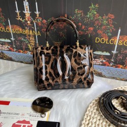 600 [Dolce Gabbana] Model number: 9112 Patent leather leopard print Original ➰Delicate handmade Use imported cowhide bag body with pure handmade oil edges on top, embellished with standing effect quilted DG log Fashion trend, favorite of many celebrities,