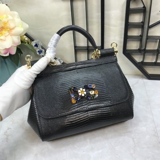 470 Small [Dolce Gabbana] Colorful Diamond Lizard Pattern Crossbody Bag Original Single Perfect Bag Shape Imported Top-Level Lizard Pattern Cowhide, Customized Vacuum High Electroplating Hardware All-match Bag Shape Hand-Off Crossbody is suitable for any 
