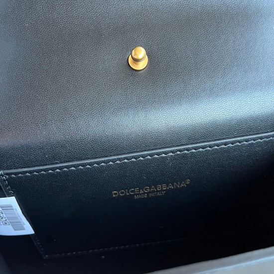 530 original DolceGabbana overseas purchasing special product model number 5512,️Double crossbody clutch bag is mainly simple and fashionable, using imported cowhide raw materials. Butterfly gold-plated DG logo inlaid pearl front flip with hidden magnetic 530 original DolceGabbana overseas purchasing special product model number 5512,️Double crossbody clutch bag is mainly simple and fashionable, using imported cowhide raw materials. Butterfly gold-plated DG logo inlaid pearl front flip with hidden magnetic