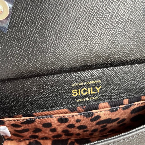 P550 model number: 4133 palm print high-end product [Dolce Gabbana] Another platinum bag in the fashion industry ➰Delicate handmade classic model solid color versatile. Favorite of many celebrities. Crossbody can be used with mirrors. Special products for