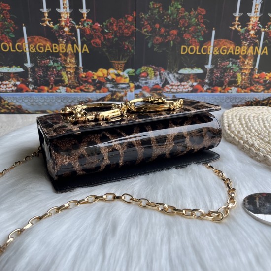 630 [Dolce Gabbana] Model number: 4153 patent leather leopard print, original single ➰Delicate handmade series crossbody bags, imported raw materials, front embellishment of resin bottom, real gold-plated DG logo, front flip cover adopts hidden magnetic b