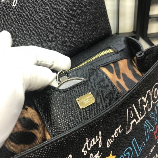 480 [Dolce Gabbana] The same crossbody bag as a celebrity, crossbody, mirror, overseas purchasing special products, fashionable and aura, brand new bag style, any combination can be as long as there is a fashionable heart, you can keep it clearly, when an