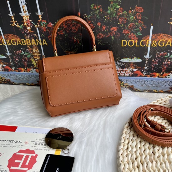 570 [Dolce Gabbana] Model number: 9112 Original order ➰Delicate handmade, imported cowhide bag body with pure handmade oil edges on top, embellished with standing effect quilted DG log Fashion trend, favorite of many celebrities, crossbody, overseas purch