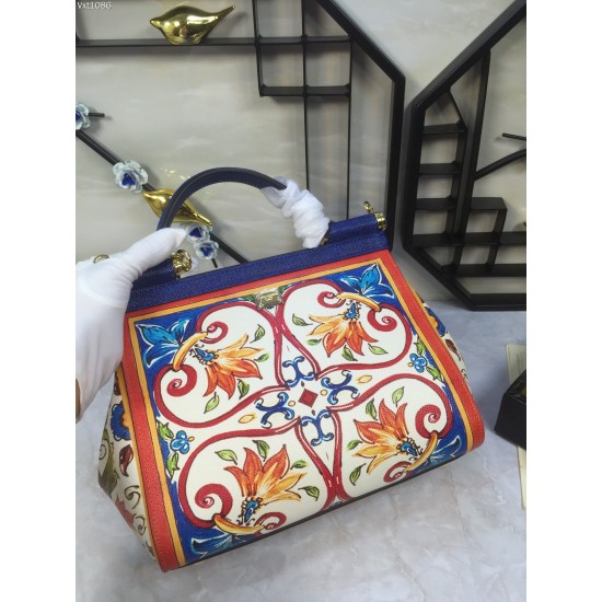 480 [Dolce Gabbana] The same crossbody bag as a celebrity, crossbody, mirror, overseas purchasing special products, fashionable and aura, brand new bag style, any combination can be as long as there is a fashionable heart, you can keep it clearly, when an