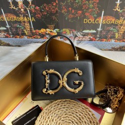 570 【Dolce Gabbana】❤️New.Model number: 9111 original list ➰Delicate and handmade, imported cowhide bag body with pure handmade oil edges on the top, embellished with DG double electroplating sign fashion trend, front flip cover adopts hidden magnetic buck