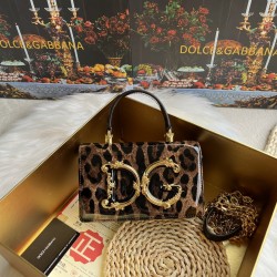 560 【Dolce Gabbana】❤️New.Model number: 9111 patent leather leopard print original ➰Delicate handmade, imported cowhide bag body with pure handmade oil edge on top, embellished with DG double electroplating sign fashion trend, front flip cover adopts hidde