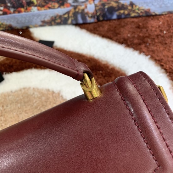 550 [Dolce Gabbana] Model number: 4158 Original single crossbody women's bag ➰Delicious handmade Imported cowhide with original hardware bag body with pure handmade oil on top of the top of many celebrities' favorites. Crossbody can be purchased overseas 