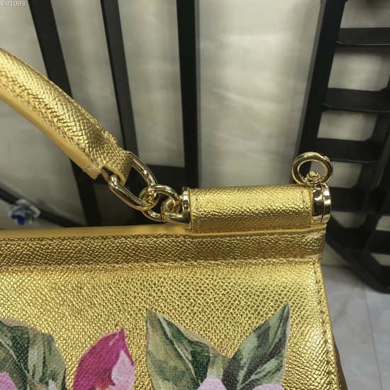 480 [Dolce Gabbana] The same crossbody bag as a celebrity, crossbody, mirror, overseas purchasing special products, fashionable and aura, brand new bag style, any combination can be as long as there is a fashionable heart, you can keep it clearly, when an